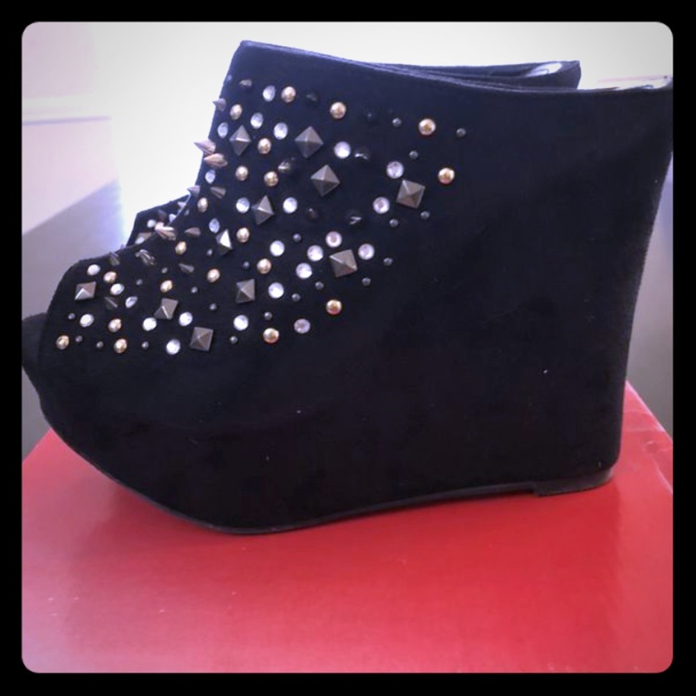Black wedges with stud detailing!